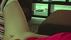 性感金发女郎穿着衣服自慰，同时观看大黑鸡巴色情片在电视上