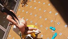 偷窥邻居阳台尿房东老婆身上