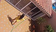 偷窥邻居阳台尿房东老婆身上