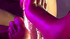 Lindos pés fofos e masturbação com vibrador na bucetinha preta