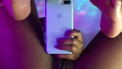 Lindos pés fofos e masturbação com vibrador na bucetinha preta