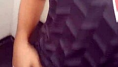 estava chupando a rola do casado no mictório e o funcionário da limpeza flagrou