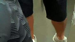 estava chupando a rola do casado no mictório e o funcionário da limpeza flagrou