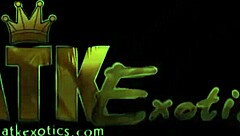 Fresh-Faced Scarlett Bloom Fingers Her Clit!