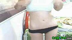 中国美女在网络摄像头里免费调情