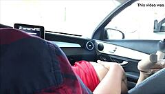 mamandole la verga al novio de mi mejor amiga en el automóvil with cumshot swallow