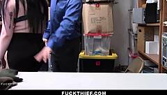 抓到偷东西嫩妹被警察逮捕操翻