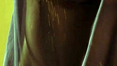 Bollywood babe strips nude for solo show