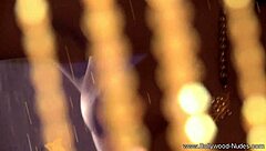 Bollywood babe strips nude for solo show