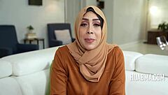 divorced muslim lady turns thot for fame in pov
