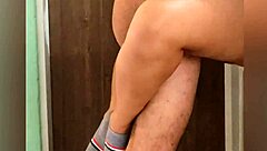 el mejor amigo de mi pap� viene a visitarlo pero �l no est� mientras espera me como su verga hasta chorrear