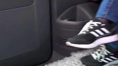 Gostosa spreads thighs for deep rola fucking