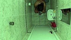 foi no banheiro da amiga mijar acabou batendo uma esqueceu de trancar a porta amigo entrou e meteu a rola nela