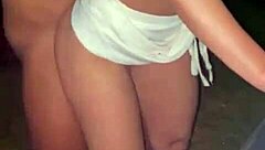 quando o marido entrega sua linda esposa ruiva a dois negros dotados no terreno abandonado