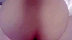 青藤妹妹-女仆擦玻璃被表哥后入蜜桃臀！