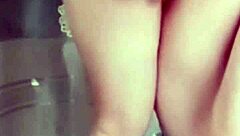 青藤妹妹-女仆擦玻璃被表哥后入蜜桃臀！