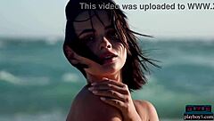 两名娇小乌克兰MILF模特Ariel和Sofi Ka户外裸体