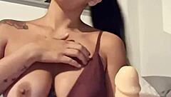 我好饥渴，派对后玩假阳具