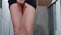 我在公共办公室区域高潮了，哇！