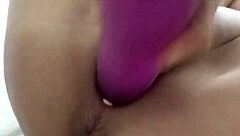 中国球和振动棒塞进紧致亚洲阴道