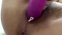中国球和振动棒塞进紧致亚洲阴道