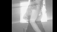 a vizinha dançando na janela enquanto o corno sai