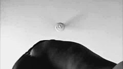 a vizinha dançando na janela enquanto o corno sai