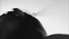 a vizinha dançando na janela enquanto o corno sai