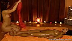 棕发美女异国按摩感觉真爽