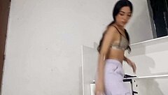 Mi esposa llega la casa pero llega de mal genio y ella se pone a limpiar la casa pero solo para que yo le meta el pene su apretada vagina.