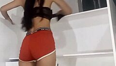 Mi esposa llega la casa pero llega de mal genio y ella se pone a limpiar la casa pero solo para que yo le meta el pene su apretada vagina.