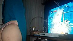 Gamer girl shows big tits and ass while playing
