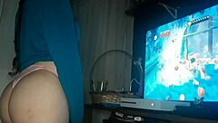 Gamer girl shows big tits and ass while playing