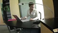 嘿，这个秘书今天下班后值得狠狠操逼！