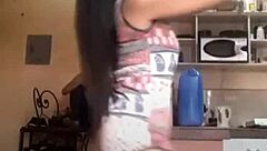 Filipina performs enticing dance routine