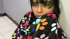 年轻Daniela分手后心碎，但替代矮人满足她的需求