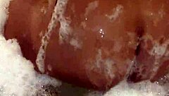 mira que rico lo muevo en el jacuzzi ven papi vamos a divertirnos