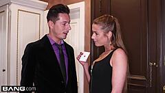 观看Alexis Crystals的扑克游戏爆发成狂野的双重插入狂欢，衣服被撕裂！