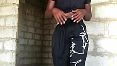 疯狂婊子撕破衣服脱衣舞