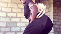 疯狂婊子撕破衣服脱衣舞