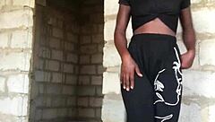 疯狂婊子撕破衣服脱衣舞