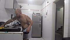 hoy voy a sorprender a mi esposa organizando la casa para follar rico