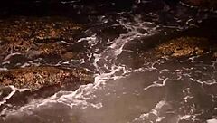 Novinha squirts while masturbating on the beach!