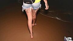 Novinha squirts while masturbating on the beach!