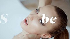 beautiful model jolie webb shows her energy on camera superbe