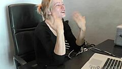 Solvita 紧张在家办公室用巨大假阳具