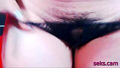 This babe's hairy wet pussy is so wet on cam! 😏