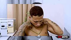 Novinho pirocudo fodendo o chefe!