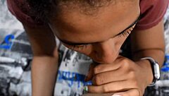 a mi madrastra le encanta la posición del misionero y a mí me encanta su hermoso coño