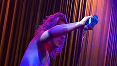 性感脱衣舞变成狂野公共群交，与苗条灵活大屁股美女